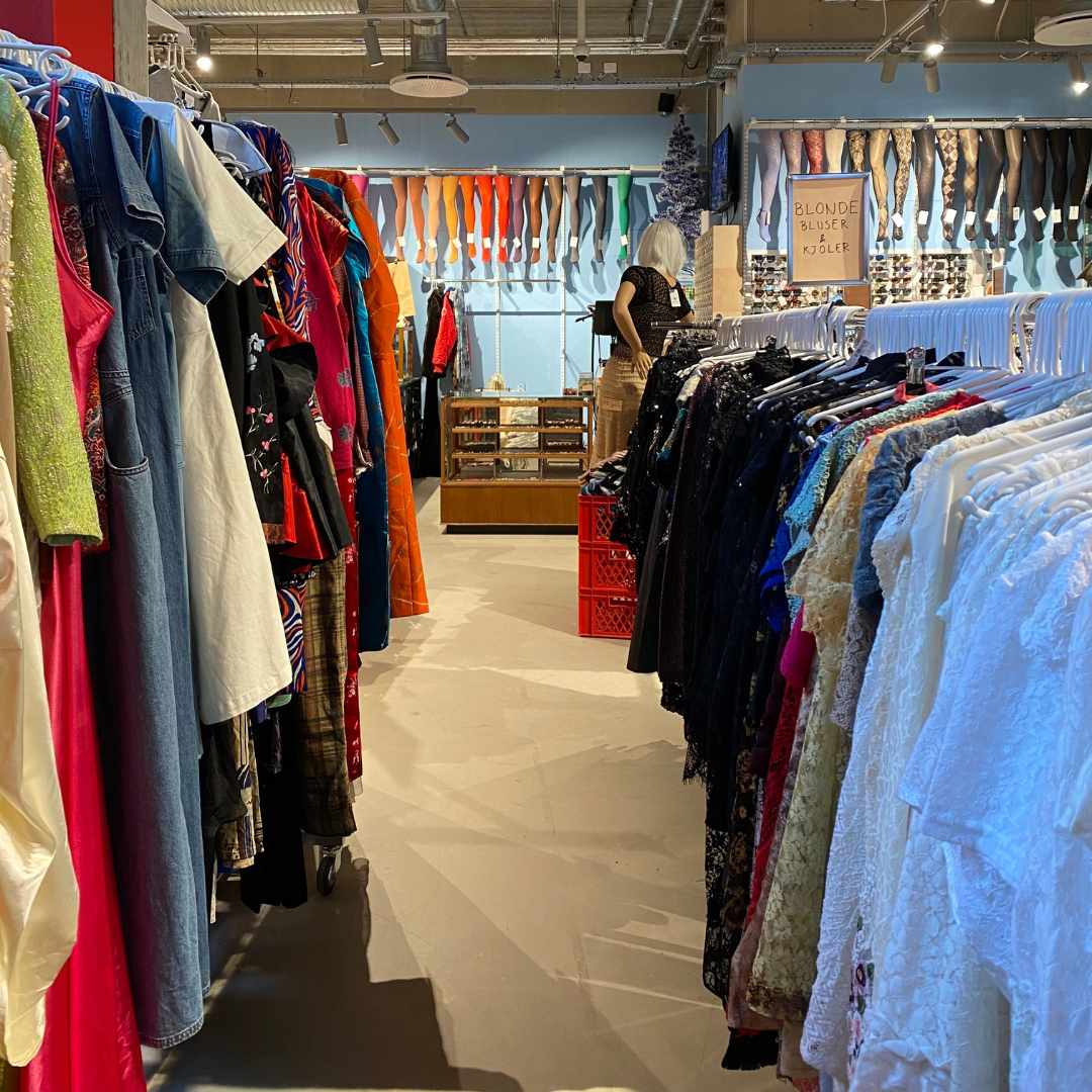 Tøjstativer fyldt med tøj i butikken PRAG i Amager Centret